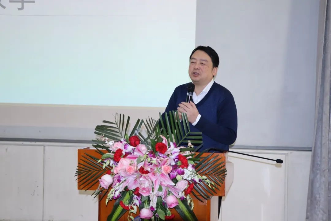 37太阳集团官网第二附属中学正高级教师  何杰老师.jpg